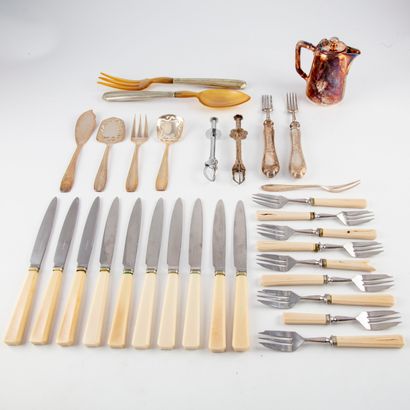null Set of silver plated cutlery (salad servers, knives...) 

In the state