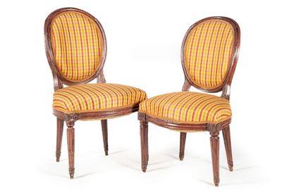 null Paire de chaises en dossier médaillon en bois naturel mouluré.

Style Louis...