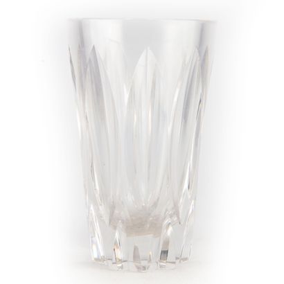 Vase en cristal taillé à motif de feuille...