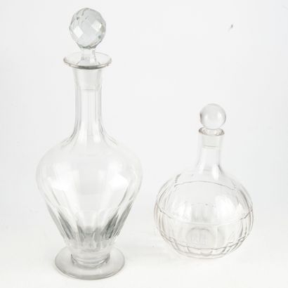 null Two transparent faceted crystal decanters 

H. 32 and 21 cm