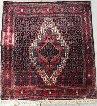 null Polychrome wool carpet decorated with a central diamond

20th century

154 x...