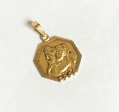 null Medal of Saint Christopher in yellow gold.

Weight : 1,20 g.