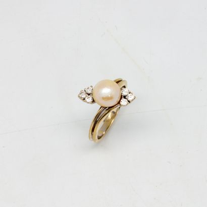  Bague en or gris ornée d'une perle de culture épaulée d'un petit motif en diamant...