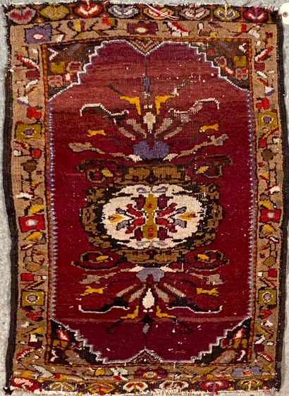 Small groin rug with central medallion on...