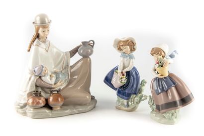 LLADRO LLADRO 

Set of three groups in enamelled porcelain representing a mother...