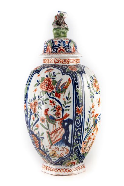 DELFT DELFT 

Large covered vase in enamelled earthenware 

Mark with the three sheets

H....