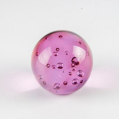 null Sulfur ball in pink tinted glass with bubbles.

H; : 6 cm