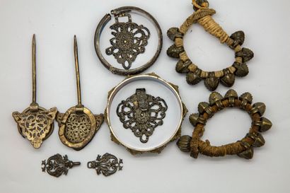  Lot de bijoux en argent berbère et métal et deux fibules