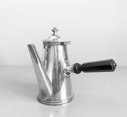 null Large flat-bottomed silver-plated molded metal pourer. Wooden side take. Style...