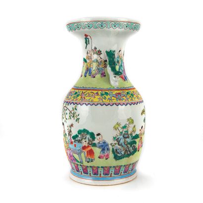 CHINE CHINE - XXe

Vase en porcelaine à panse renflée à décor polychrome de femmes...