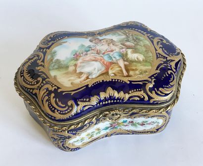 null Box of form moved in porcelain with decoration on bottom blue lapis of a scene...
