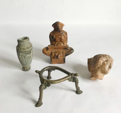 null D'après L'ANTIQUE 

Ensemble d'objets en terre cuite, pierre ou métal : Tête...