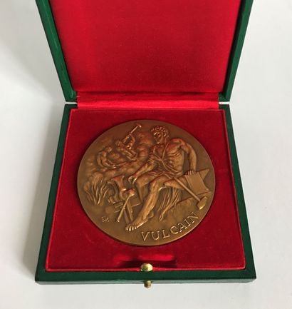 null Commemorative medal of the company "La soudure moderne" in bronze with decoration...