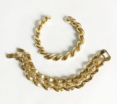  Deux bracelets à mailles souples en métal doré.