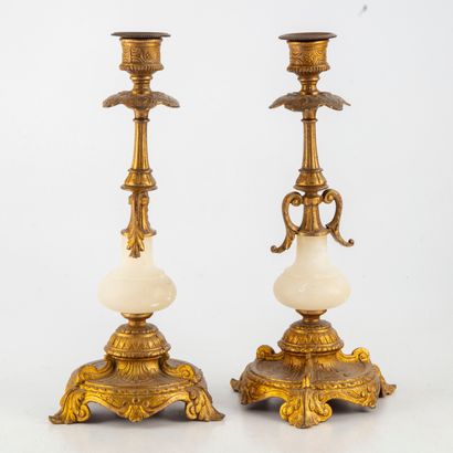 null Pair of gilt bronze and alabaster candlesticks

19th century

H. 30 cm