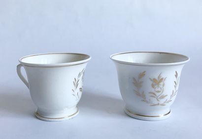 PARIS PARIS

Deux tasses à déjeuner en porcelaine à décor doré. Fin du XIXe

D. :...