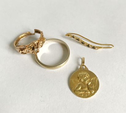 Gold ring with flowers and pearls (damaged)...