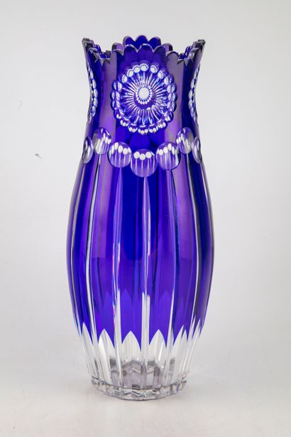 BOHEME BOHEME

Important vase en cristal taillé de couleur bleu

H. : 36 cm 

(Petites...