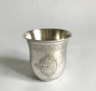 null Timbale gobelet en argent ciselé d'un médaillon chiffré.et frises stylisées....