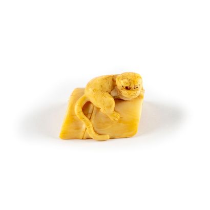 JAPON JAPAN - 19th century

Ivory netsuke, tiger perched on a large section of bamboo,...
