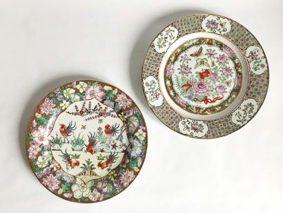 CHINE CHINA

Two porcelain plates with polychrome and gilt decoration of flowers,...