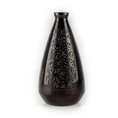 null Dans le goût de Paul BERNARD (XXe)

Vase en opaline noire à décor de fleurs...