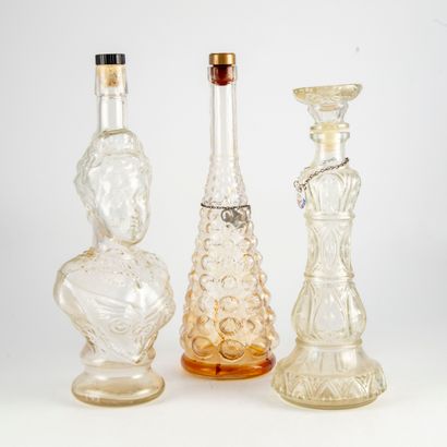 Trois bouteilles en verre de formes diverses...