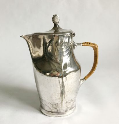 null KAYSERSINN

Small cafatière in silver plated metal molded with stylized leaves...