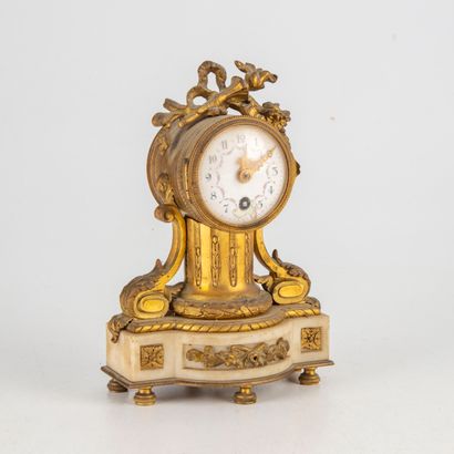 null Small clock in bronze and marble

End of the XIXth century 

H. 18 cm 

(Accident...