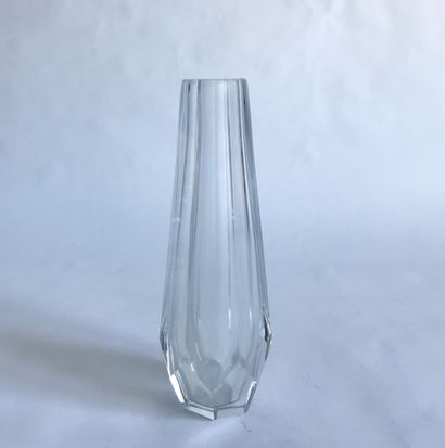 Petit vase soliflore en cristal taillé à...