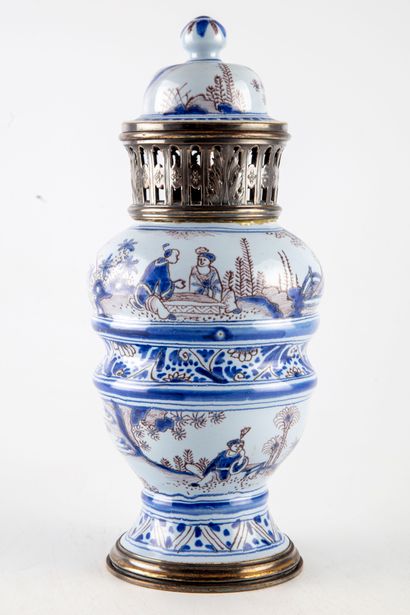 null Pot pourri in blue and white enamelled earthenware with Chinese decoration,...