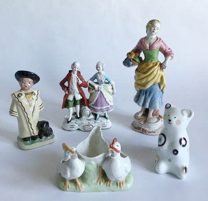 null Ensemble de 5 statuettes et groupes en faïence et porcelaine polychrome
