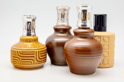 null Quatre lampes Berger en céramique à décor émaillé brun orangé dont les modèles...