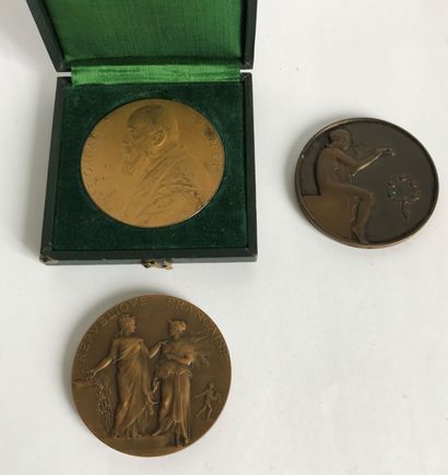  Trois médailles commémoratives ou de récompenses en bronze à décor ciselé : Prix...