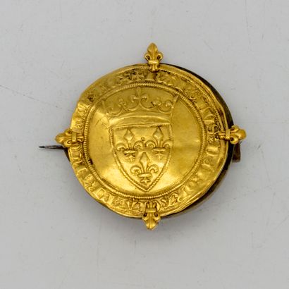 null Gold piece mounted in brooch, coat of arms of France. Pin of the brooch in metal....