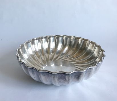 Large silver plated bowl with molded ribs.

Probably...