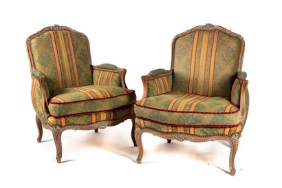 null Pair of bergères in natural wood, molded and chiseled with flowers. Straight...