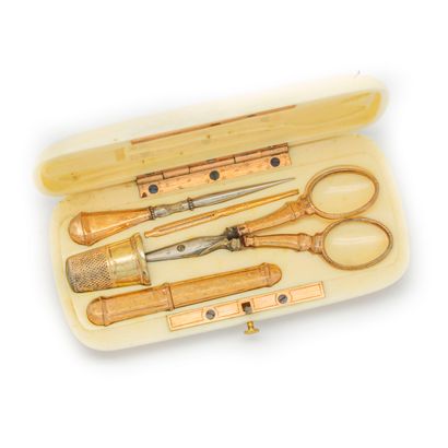 null 
Box in ivory with a sewing kit in vermeil

(Small accident to the scissors...