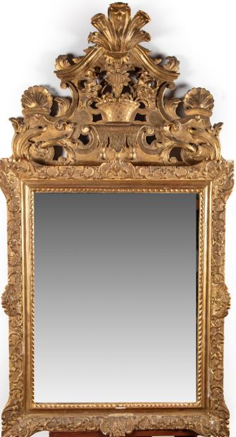 null Important mirror in wood and gilded stucco with a molded and chiseled frame...