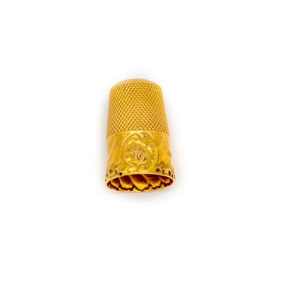 Gold thimble 
Weight : 7 g.