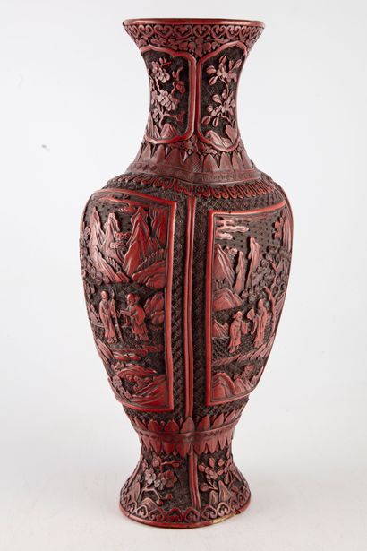 CHINE CHINE 

Vase de forme balustre en laque rouge de Pékin à décor ciselé de saynètes...