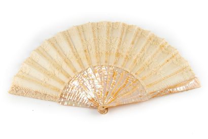 null Folded fan in lace, the strands in mother of pearl 

Beginning of the 20th century

Size...