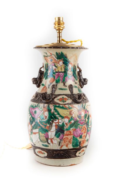 CHINE CHINA - NANKIN

Large stoneware vase, decorated with battle scenes in enamel,...