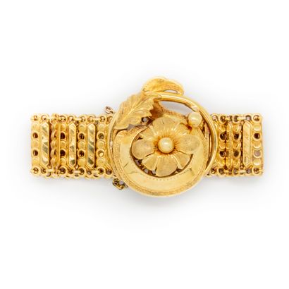 null Yellow gold ribbon bracelet, decorated with a central medallion in relief presenting...