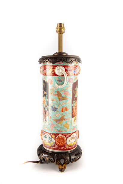 CHINE CHINE 

Vase rouleau en porcelaine émaillée polychrome à décor de scènes en...