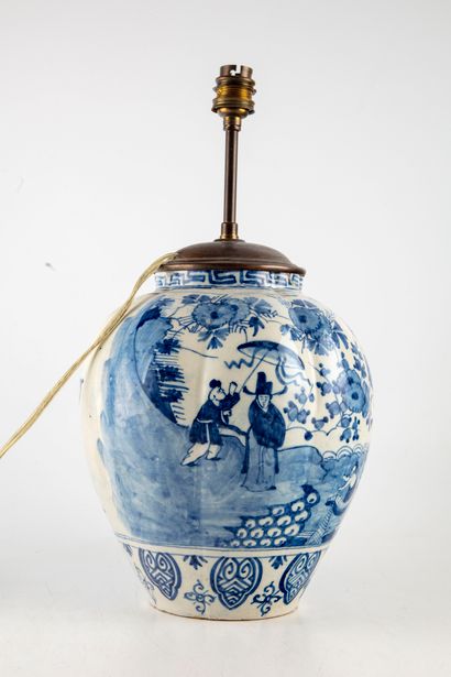 CHINE Dans le goût de la CHINE 

Vase en faïence émaillée bleu et blanc à décor de...