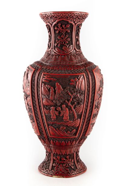 CHINE CHINE 

Vase de forme balustre en laque rouge de Pékin à décor ciselé de saynètes...