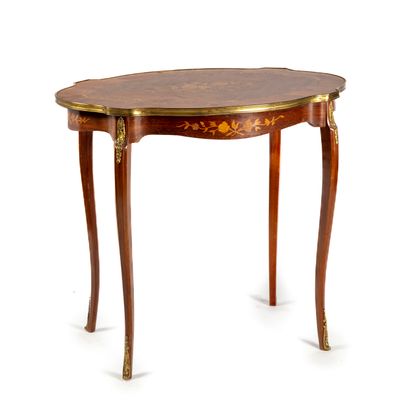 null Oval shaped middle table in marquetry with Louis XV style flowers

Napoleon...