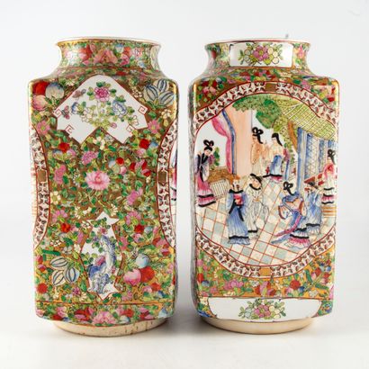CHINE CHINA - XXth - CANTON

Pair of square vases decorated with animated scenes...