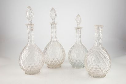 null Set of four bottle-shaped carafes in cut crystal, with faceted motifs

H. 35...